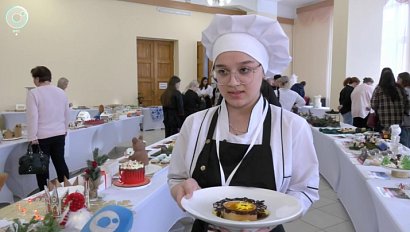 Конкурс кондитеров в Новосибирске удивил антигравитационными тортами и пряниками-самоварами