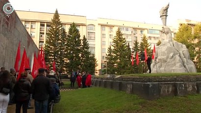 Память жертв расстрела здания Верховного Совета РСФСР почтили в Новосибирске
