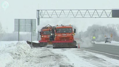 Городские улицы и трассы Новосибирской области утопают в снегу. Сколько машин вышли на уборку дорог?