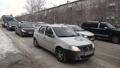 Почему даже дополнительная дорожная техника не может справиться с коллапсом на улицах Новосибирска?