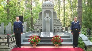 Горожане возложили цветы к памятнику отцу-основателю Новосибирска