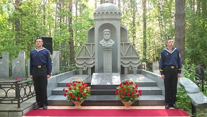 Горожане возложили цветы к памятнику отцу-основателю Новосибирска