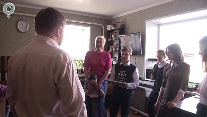 Новосибирские общественники подарили компьютер многодетной семье
