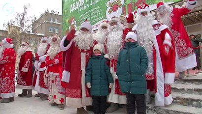 Деды Морозы со всей страны водят хоровод и поздравляют детей в центре Новосибирска