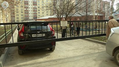 Жильцы одного из домов Новосибирска отгородились шлагбаумами от остального жилмассива