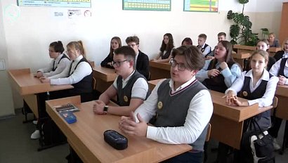 Классный час для учеников медицинского класса провёл главный хирург Новосибирской области