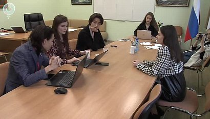 В День учителя новосибирские школьники примерили на себя роли преподавателей и директора. Как справились?