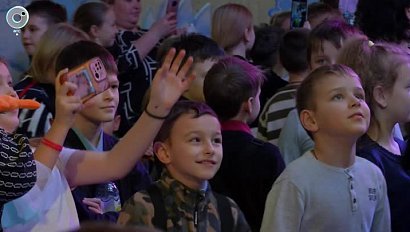 Ребята из Новосибирского района побывали на премьере спектакля "Новый год в замочной скважине"