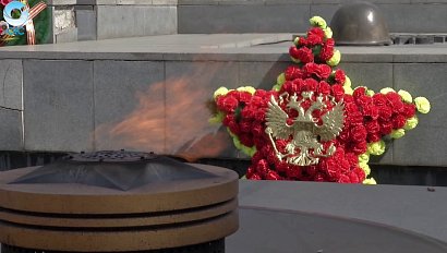 В Новосибирскую область привезли масштабную копию Знамени Победы