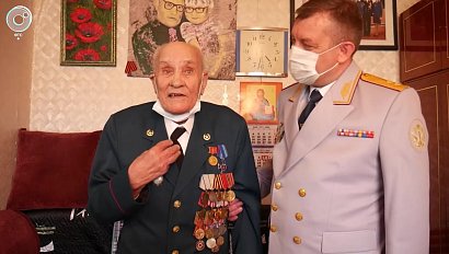 Сотрудники ГУФСИН поздравили ветерана Великой Отечественной войны Михаила Сафронова с Днём Победы