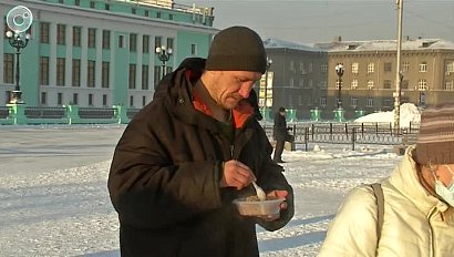 Горячими обедами кормят бездомных в Новосибирске