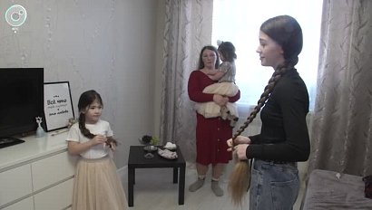 В Новосибирске живёт семья сказочных принцесс - волосы отращивают и дочки, и мать. У кого самая длинная коса?