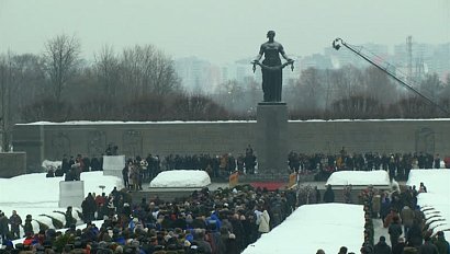 Возложение цветов и тяжёлые воспоминания: 80-летие снятия блокады Ленинграда