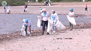 Волонтёры вышли на уборку пляжей в Новосибирской области. Что нашли в песке?