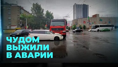 Большегруз протаранил легковушку в Новосибирске