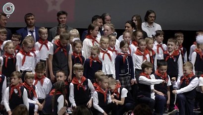 Новосибирских школьников приняли в пионеры. Как изменились традиции тех, кто носит красные галстуки?