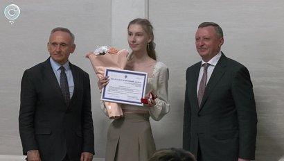 Выпускников-стобалльников по ЕГЭ наградили в Новосибирске