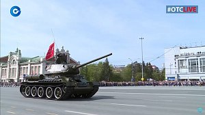 Знамя Победы и легендарные танки: Парад Победы прошёл в Новосибирске