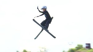 Погода спорту не помеха — сноубордисты и фристайлеры устроили тренировки в летнюю жару.