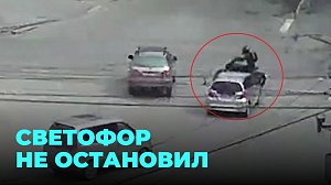 Lexus против байкера на светофоре