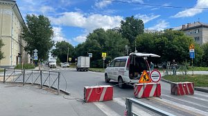 Водители едут по тротуарам и газонам: улицу Римского-Корсакова перекрыли