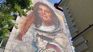 Портрет Анны Кикиной «взлетает» на стену рядом с музеем космонавтики им. Ю. В. Кондратюка
