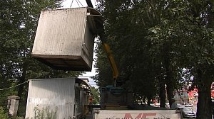 Не платят за аренду, не имеют разрешений и договоров — в Новосибирске сносят нелегальные киоски