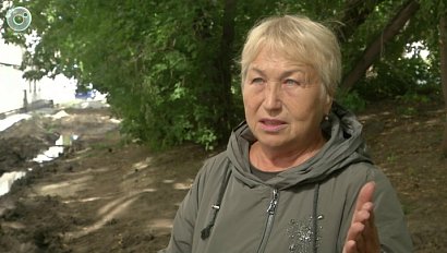 Ремонт отмостки остановили из-за подтопления возле дома