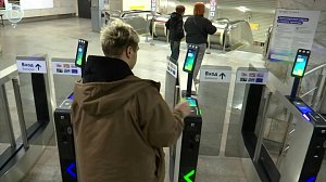 Улыбки открывают турникеты в метро Новосибирска