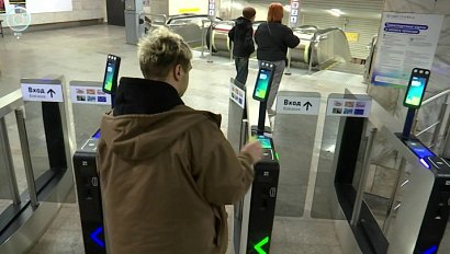 Улыбки открывают турникеты в метро Новосибирска