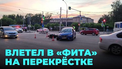 Мотоциклист не пропустил иномарку и погиб в серьёзной аварии