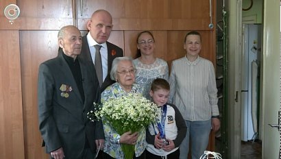 Александр Карелин поздравил ветерана Великой Отечественной войны с Днём Победы