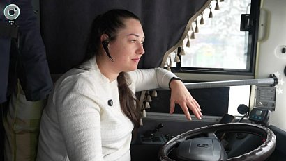 Женщина за рулём автобуса в Новосибирске привлекла внимание к профессии