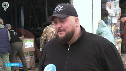 Три фуры с посылками отправили из Бердска на фронт