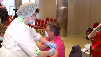 Мобильный пункт вакцинации развернули в Новосибирской филармонии