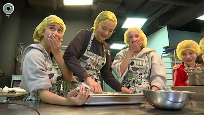 Школьники осваивают кулинарные секреты: мастер-класс от профессионалов