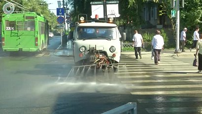 В Новосибирске убирают улицы от пыли по столичным технологиям. Какие средства применяют?