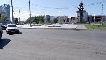 Памятник Покрышкину на транспортном кольце украсили клумбами. Как сделать лопасти вертолёта из цветов?