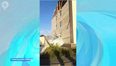 Ветер разрушил стену дома в Новосибирской области