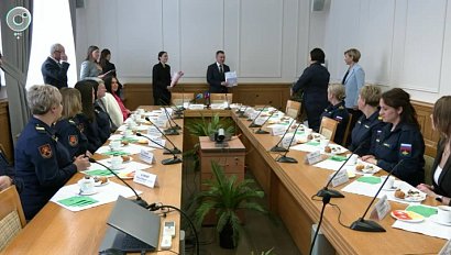 Мэр Новосибирска встретился с участницами СВО в преддверии 8 Марта