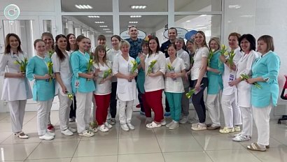 Приставы поздравили медсестёр Новосибирского центра крови с праздником весны