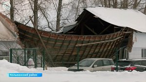 Часть здания спортивной школы обрушилась в Колывани