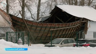 Часть здания спортивной школы обрушилась в Колывани