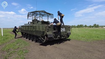 Будущие офицеры осваивают новую технику на полигоне в Новосибирской области