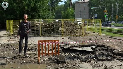 Асфальт разлетелся, десятки автомобилей повреждены в Новосибирске