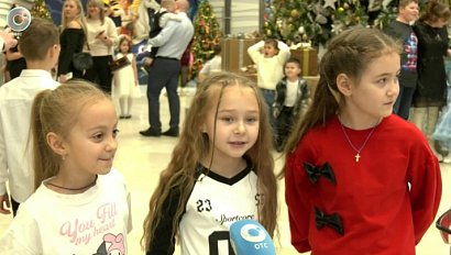 Сотрудники Росгвардии с детьми посетили Новогоднюю ёлку командующего