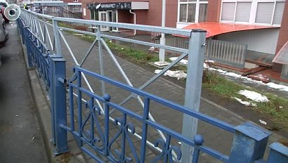 Двойной забор установили на улице Кавалерийской в Новосибирске