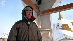 Альпинисты очищают Вознесенский собор от снега