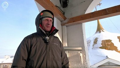 Альпинисты очищают Вознесенский собор от снега