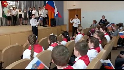 Смотр строя и песни провели в преддверии 9 мая в одной из Новосибирских школ